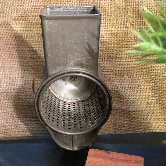 Victoria VTG Antique Hand Crank Grater Farmhouse Kitchen Home Decor Tool - Picture 9 of 16